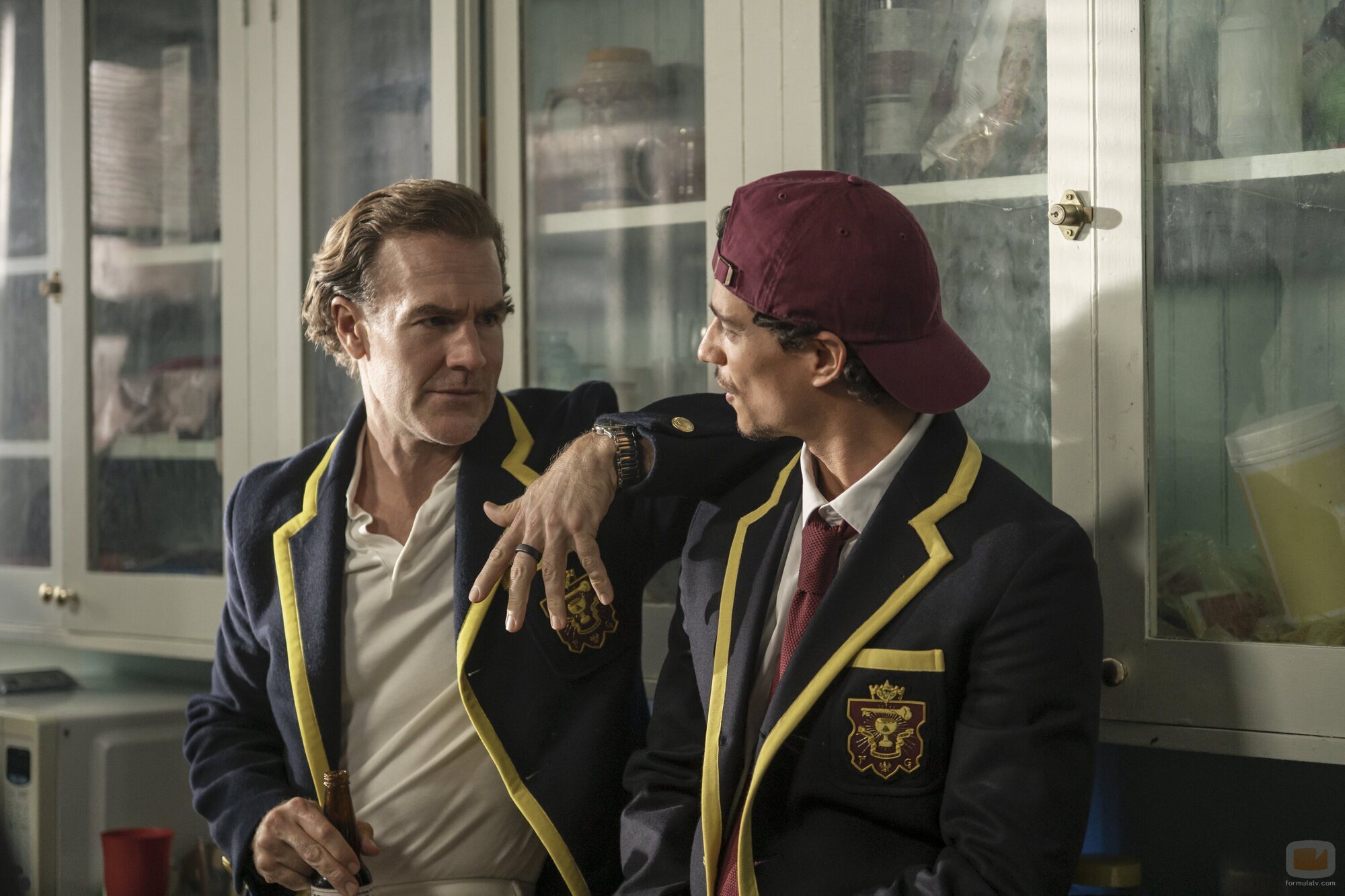 James Van Der Beek y Adam DiMarco en 1x03 'Negro y amarillo' de 'Impostura'