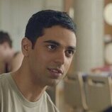 Still de Rish Shah en 'Negro y amarillo' de 'Overcompensating'