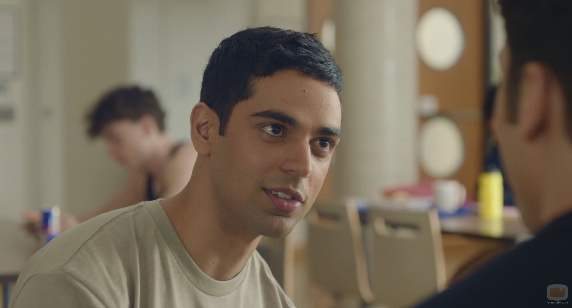 Still de Rish Shah en 'Negro y amarillo' de 'Overcompensating'