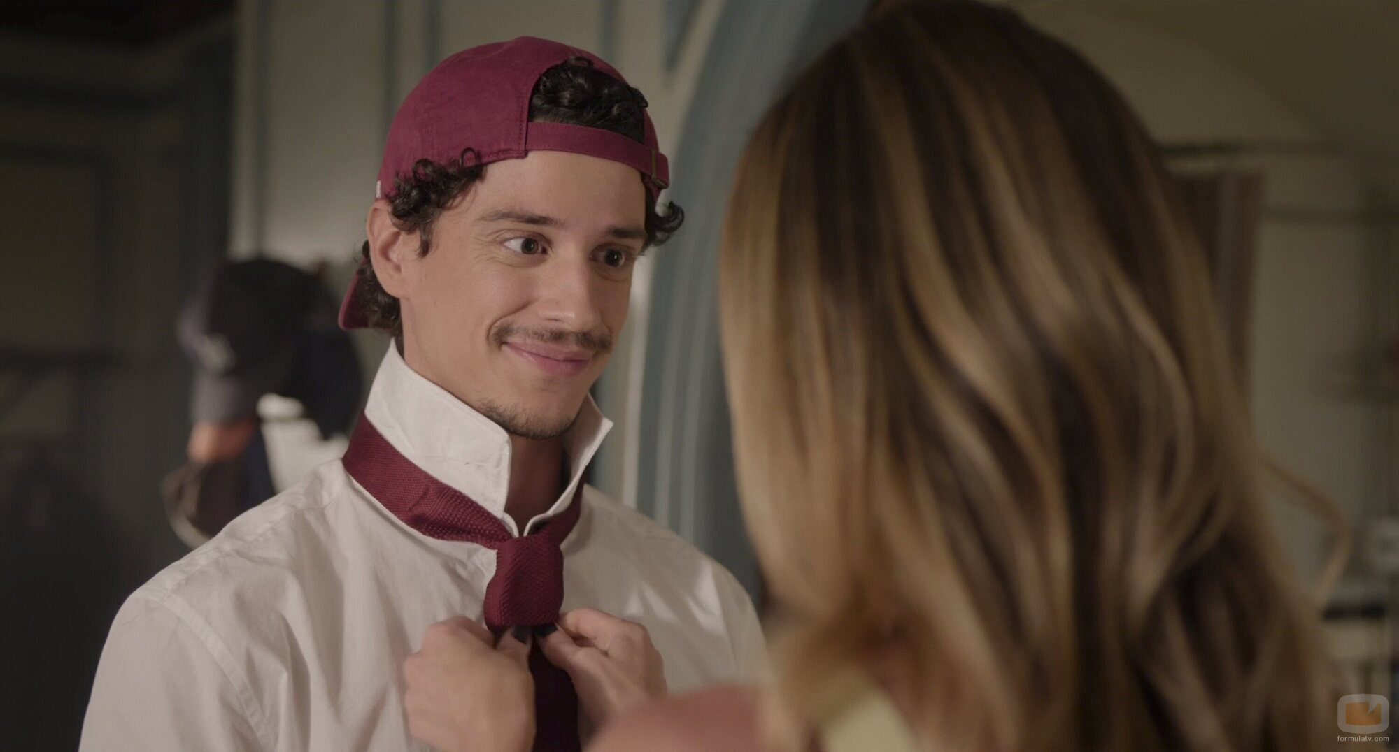 Adam DiMarco en la temporada 1 y el capítulo 03 de 'Impostura'