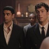 Rish Shah y Benito Skinner en el 1x04 de 'Impostura'