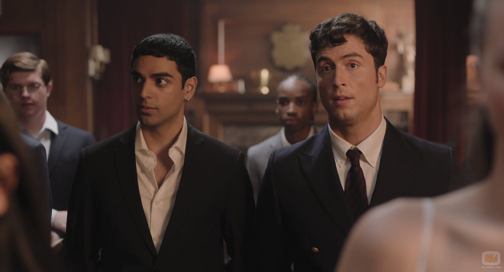 Rish Shah y Benito Skinner en el 1x04 de 'Impostura'