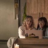 Holmes y Wally Baram en 'Aplausos' de 'Overcompensating'