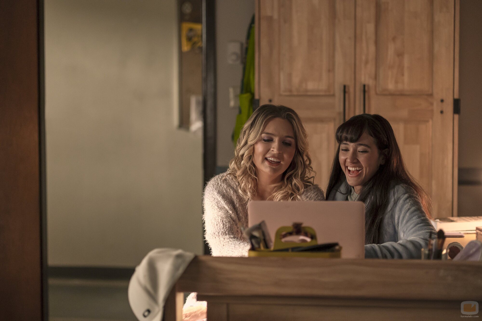 Holmes y Wally Baram en 'Aplausos' de 'Overcompensating'