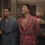 Rish Shah y Benito Skinner en 1x04 titulado 'Aplausos' de 'Impostura'