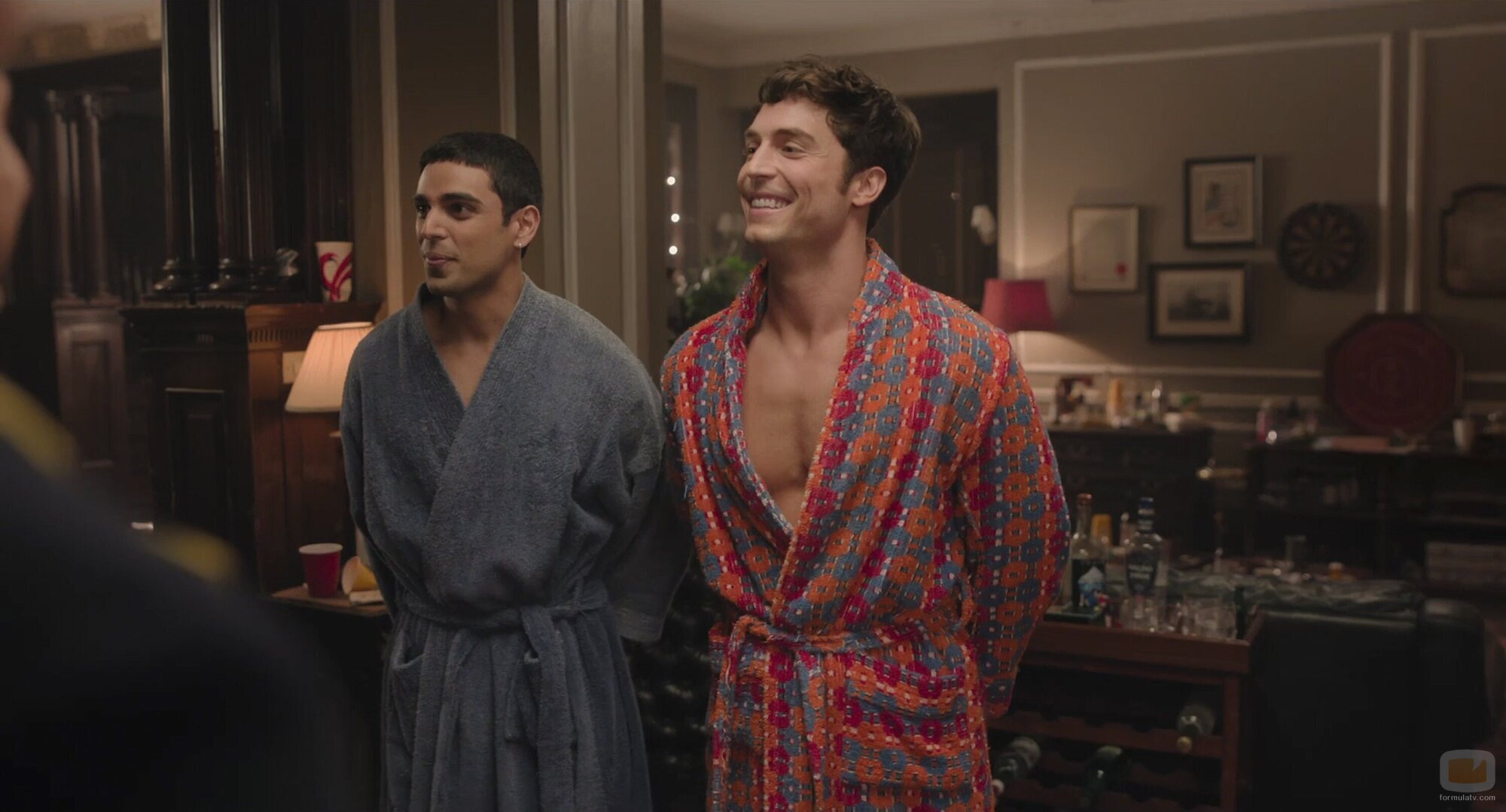 Rish Shah y Benito Skinner en 1x04 titulado 'Aplausos' de 'Impostura'