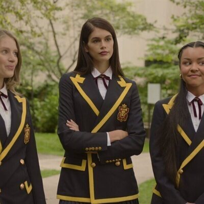 Kaia Gerber y Alexandra Beaton en el 1x04 de 'Impostura'