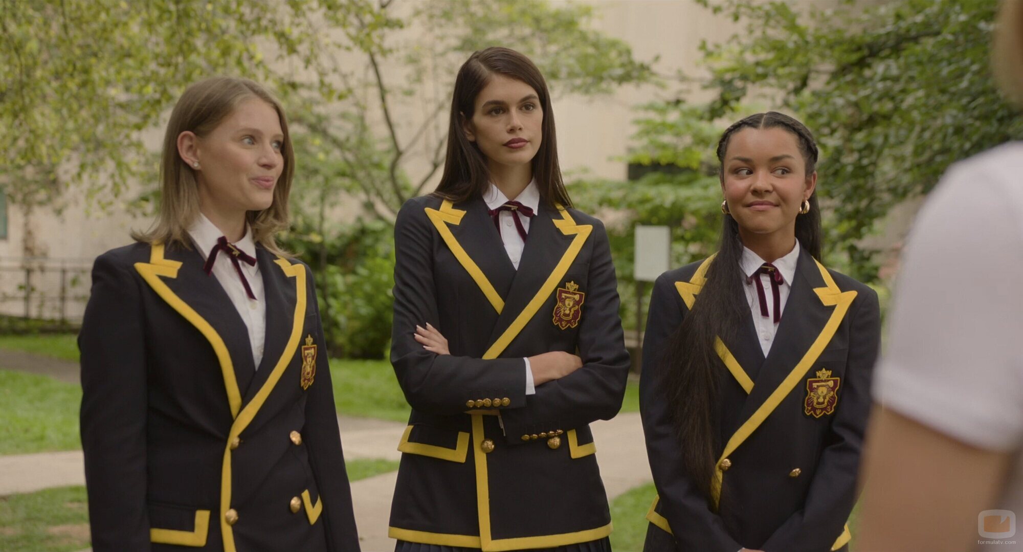 Kaia Gerber y Alexandra Beaton en el 1x04 de 'Impostura'