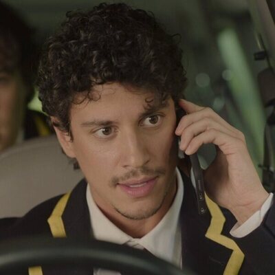 Adam DiMarco y Tomaso Sanelli en la temporada 1 y el capítulo 04 de 'Impostura'