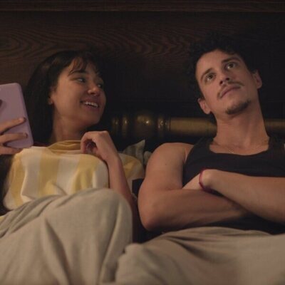 Adam DiMarco y Wally Baram en el 1x05 de 'Impostura'