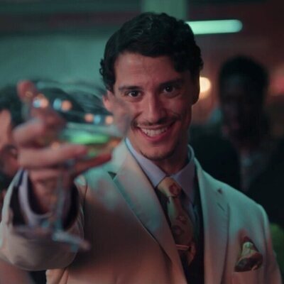 Adam DiMarco en 1x05 'Monstruos y chispas' de 'Impostura'