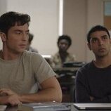 Rish Shah y Benito Skinner en 1x05 titulado 'Monstruos y chispas' de 'Impostura'