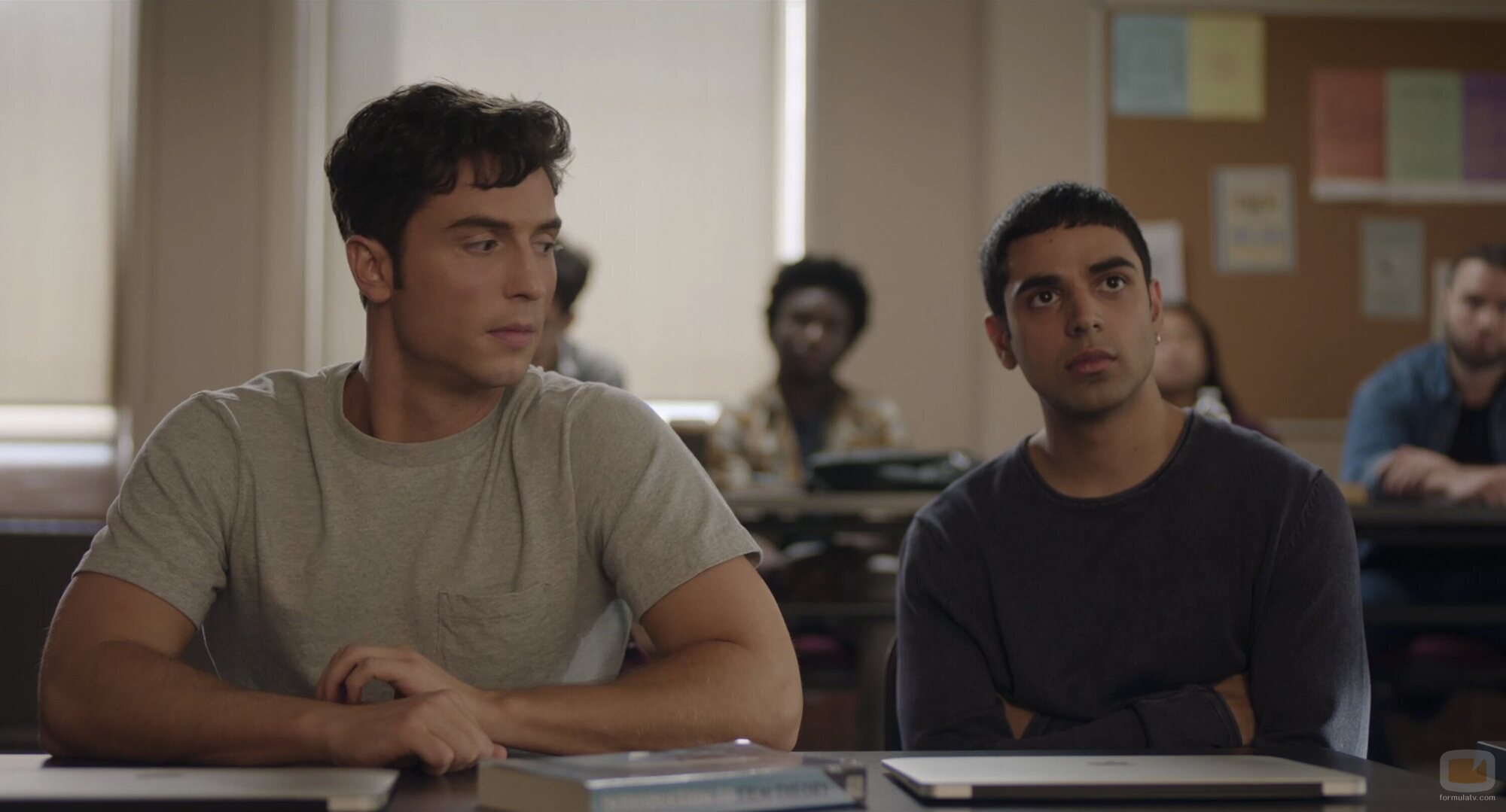 Rish Shah y Benito Skinner en 1x05 titulado 'Monstruos y chispas' de 'Impostura'