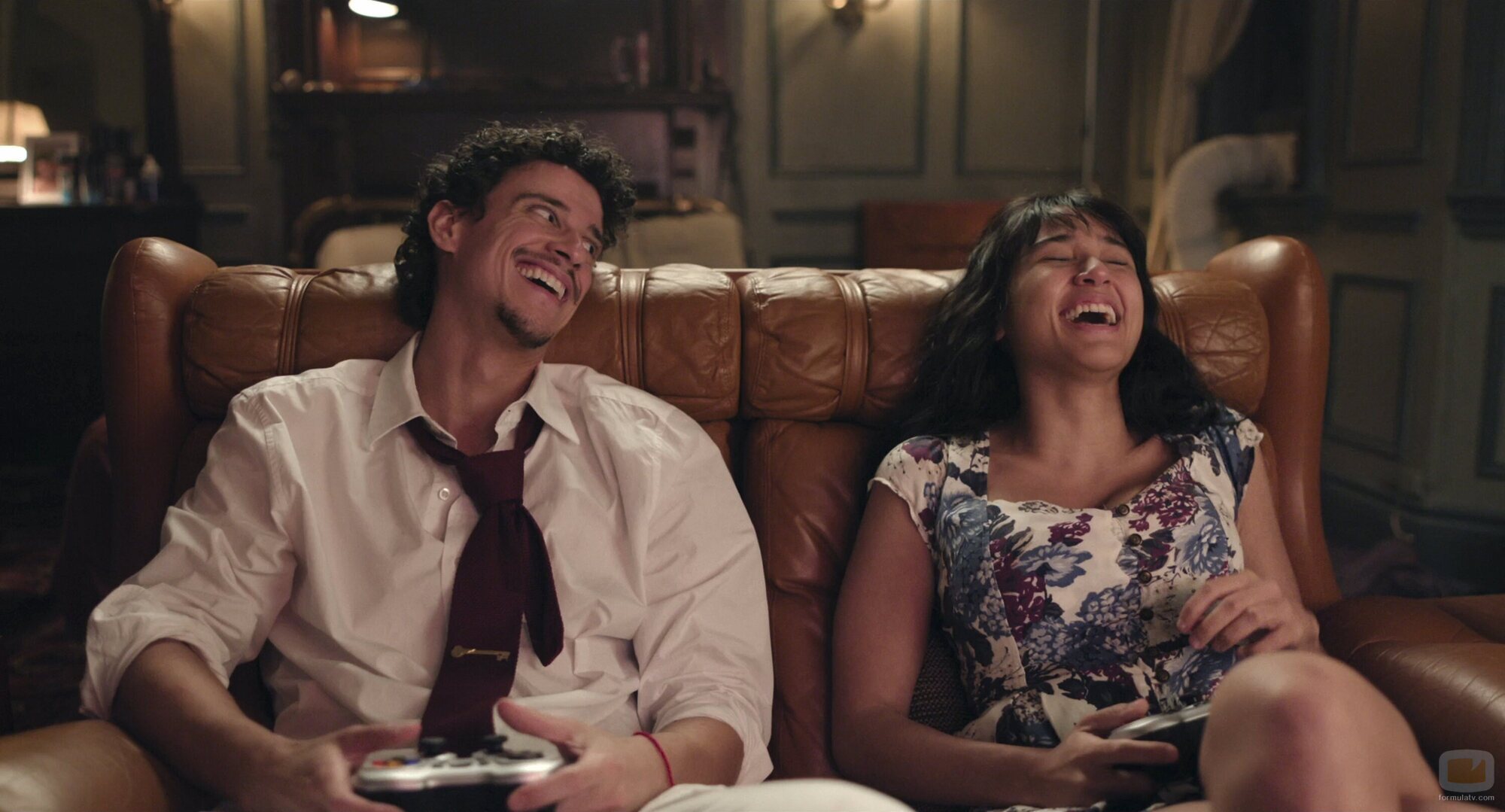 Adam DiMarco y Wally Baram en Capítulo 5 titulado 'Monstruos y chispas' de 'Impostura'