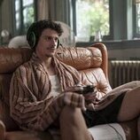 Adam DiMarco en 'Monstruos y chispas' de 'Overcompensating'