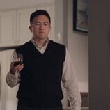 Bowen Yang en Capítulo 6 titulado 'Al borde del éxito' de 'Impostura'