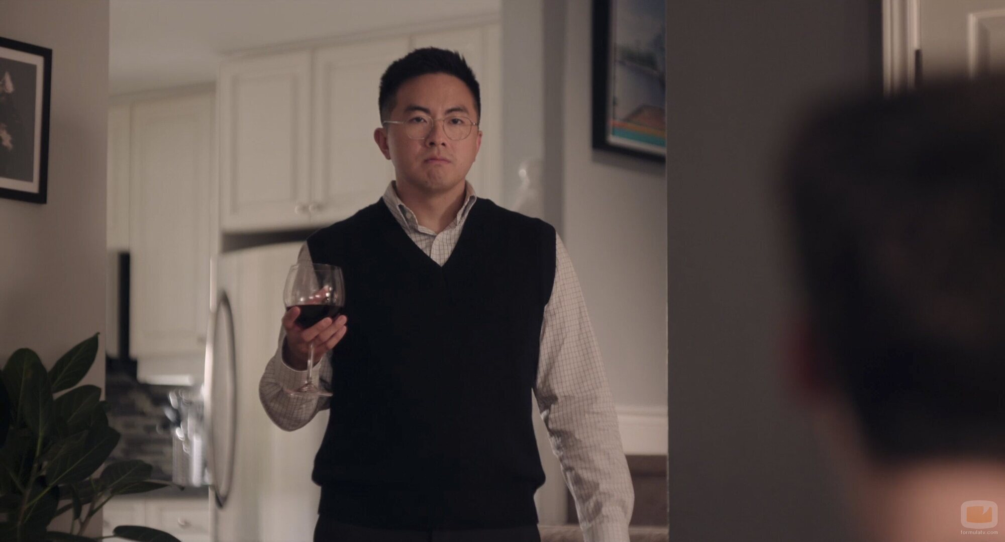 Bowen Yang en Capítulo 6 titulado 'Al borde del éxito' de 'Impostura'