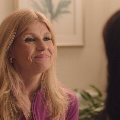 Connie Britton y Wally Baram en 'Bienvenidos al desfile negro' de 'Overcompensating'