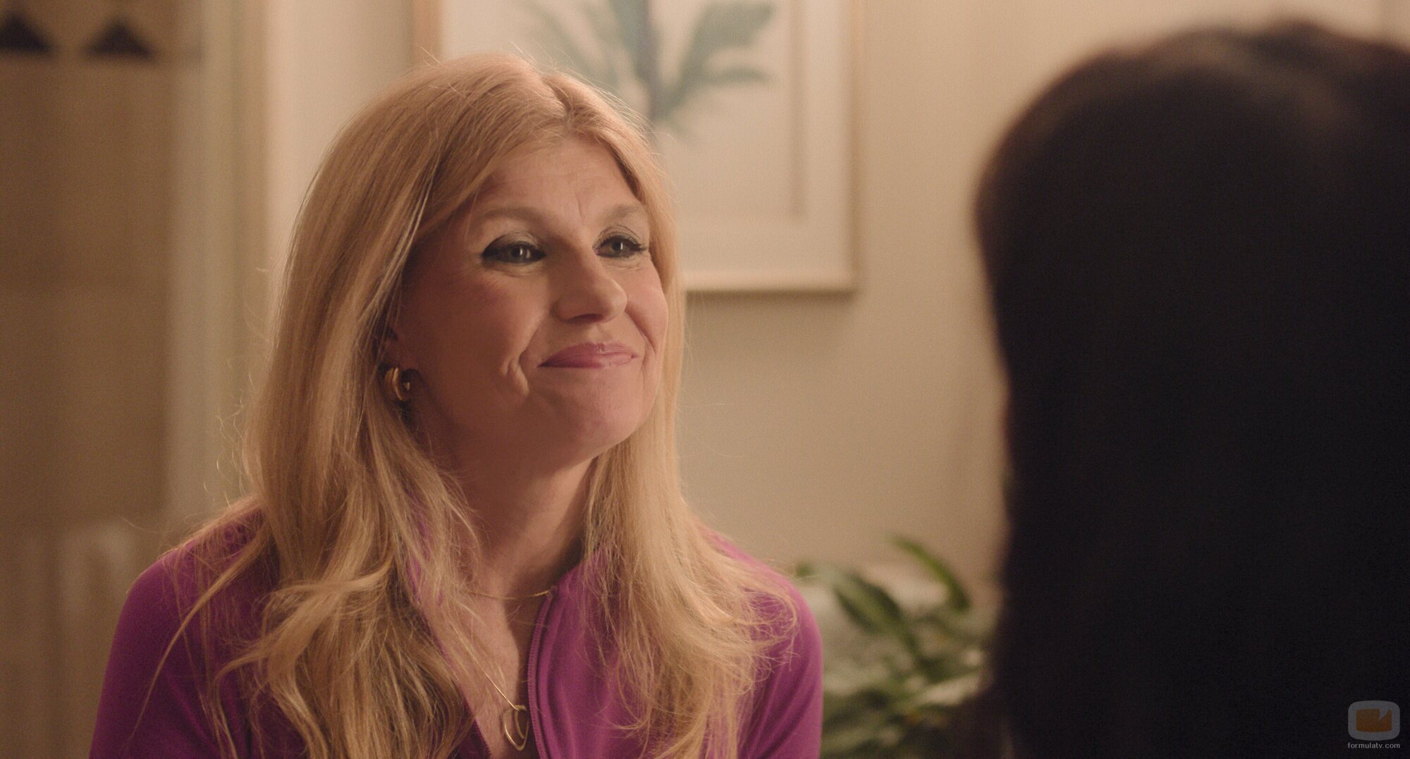 Connie Britton y Wally Baram en 'Bienvenidos al desfile negro' de 'Overcompensating'