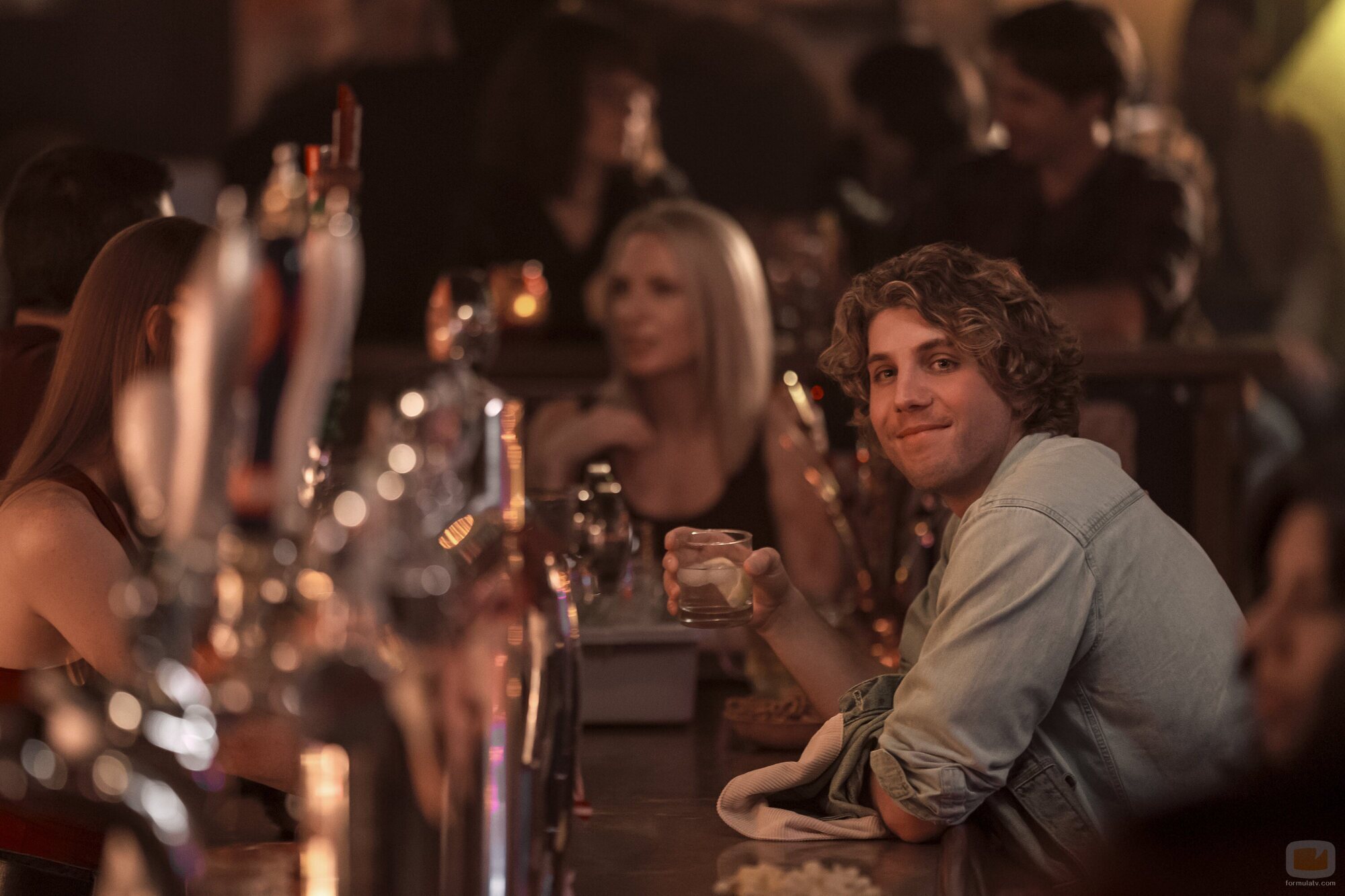 Foto de Lukas Gage en 'Bienvenidos al desfile negro' de 'Overcompensating'