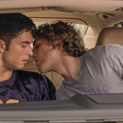 Lukas Gage y Benito Skinner en la temporada 1 y el capítulo 07 de 'Impostura'