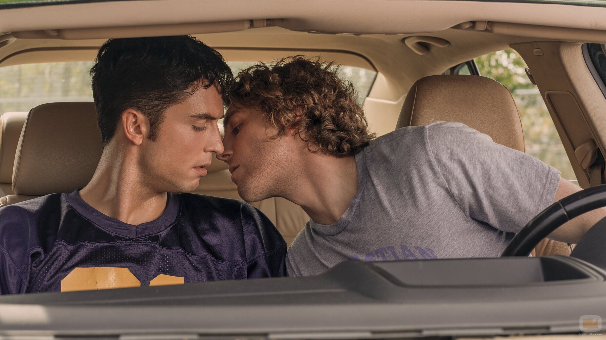 Lukas Gage y Benito Skinner en la temporada 1 y el capítulo 07 de 'Impostura'