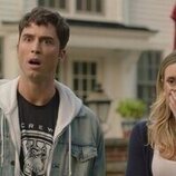 Mary Beth Barone y Benito Skinner en 'Bienvenidos al desfile negro' de 'Overcompensating'