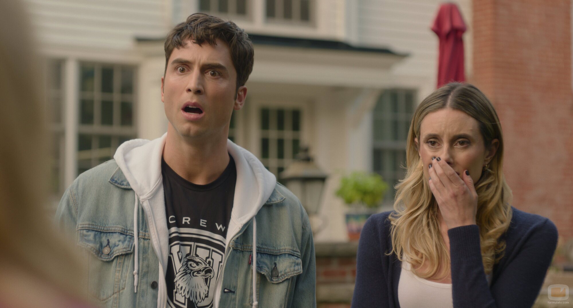 Mary Beth Barone y Benito Skinner en 'Bienvenidos al desfile negro' de 'Overcompensating'