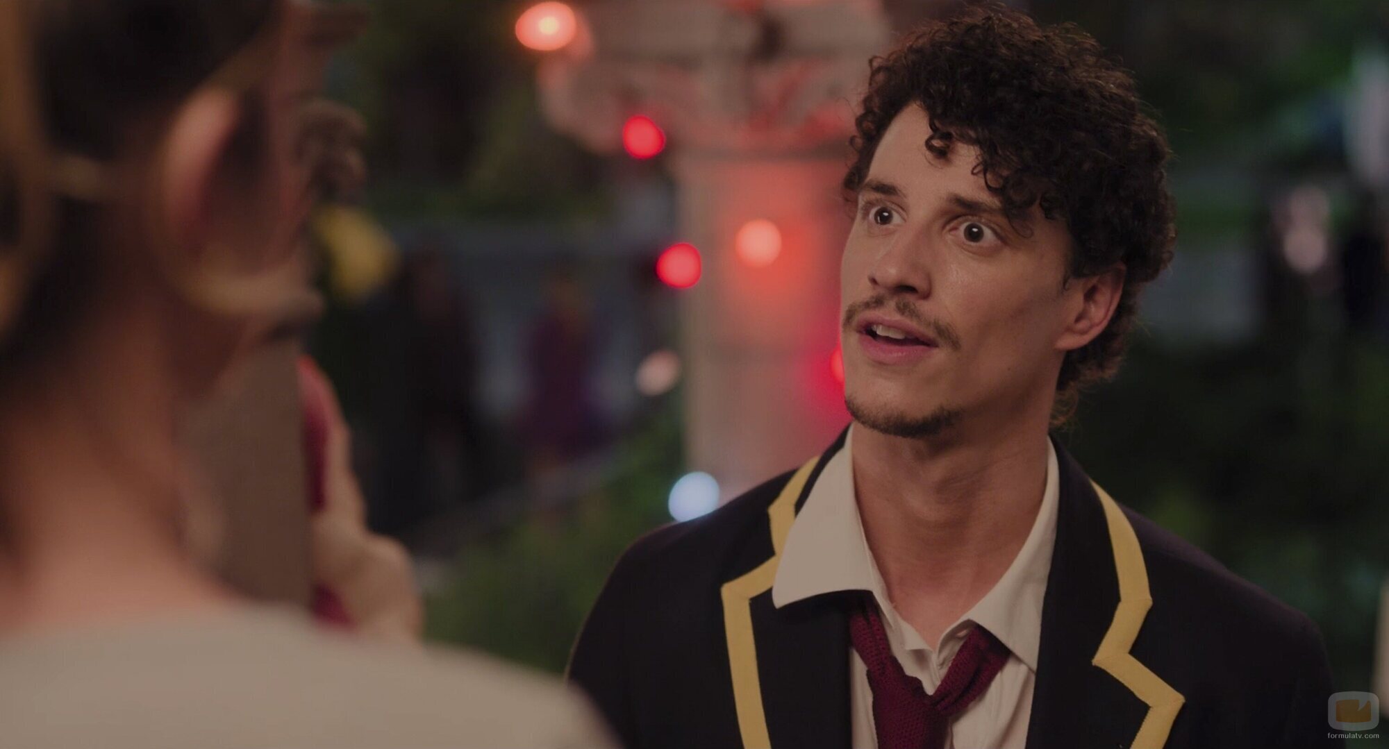 Adam DiMarco en 'Destronado' de 'Overcompensating'