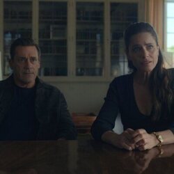 Jon Hamm y Amanda Peet en la temporada 1 y el capítulo 05 de 'Vicios ocultos'