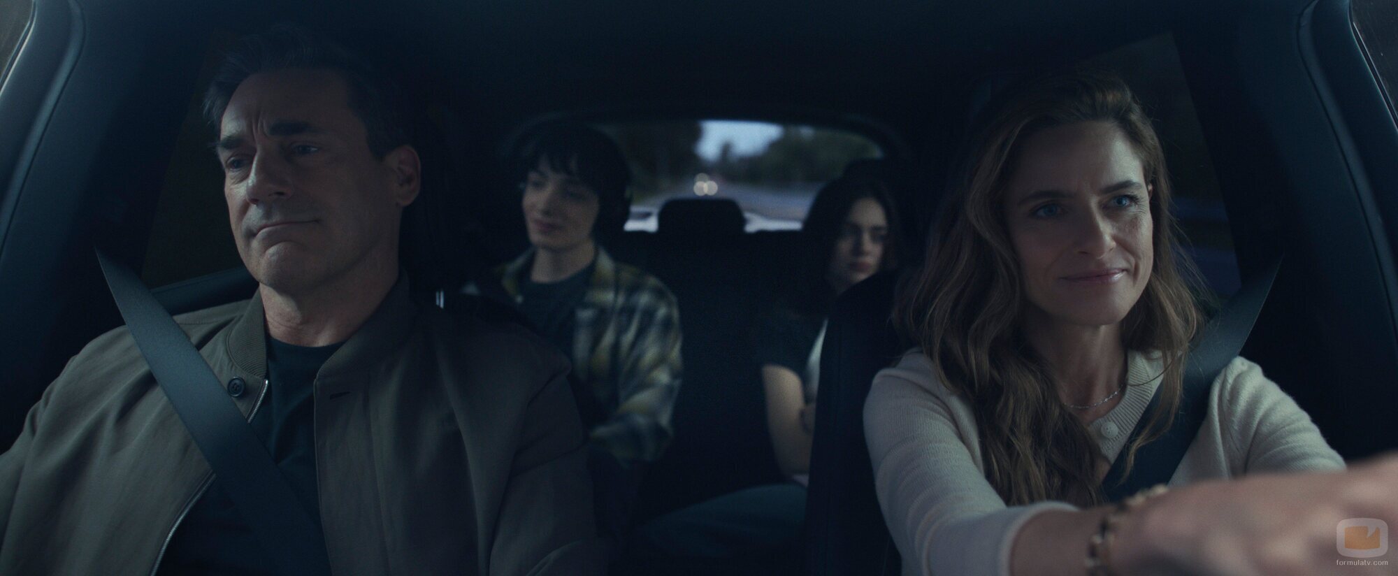 Jon Hamm y Amanda Peet en el 1x06 de 'Your Friends and Neighbors'