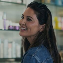 Olivia Munn en el 1x06 de 'Your Friends and Neighbors'