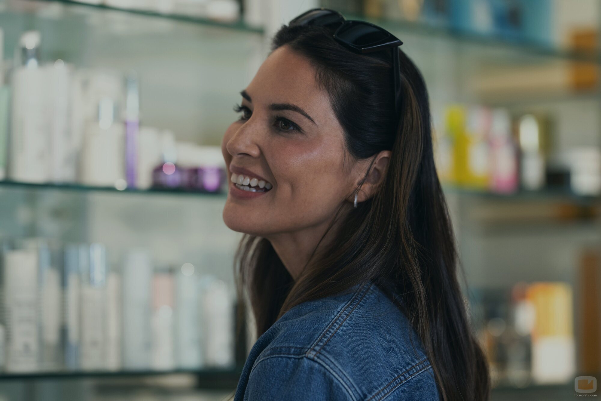 Olivia Munn en el 1x06 de 'Your Friends and Neighbors'