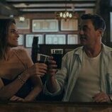 Jon Hamm y Amanda Peet en la temporada 1 y el capítulo 06 de 'Vicios ocultos'