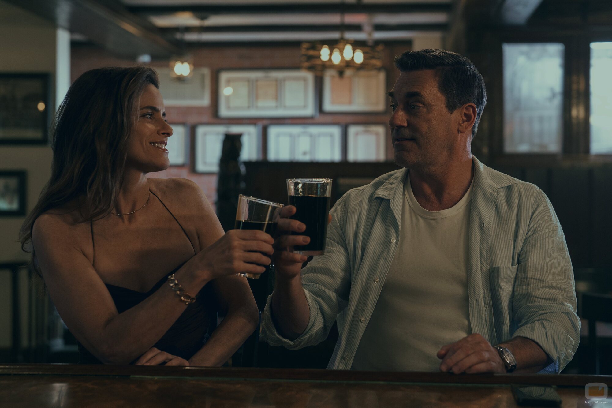 Jon Hamm y Amanda Peet en la temporada 1 y el capítulo 06 de 'Vicios ocultos'