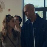 Amanda Peet y Mark Tallman en '¿Cuándo nos convertimos en esto?' de 'Vicios ocultos'