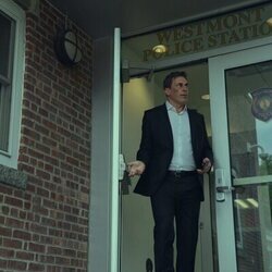 Escena de Jon Hamm en Capítulo 8 titulado '¿Cuándo nos convertimos en esto?' de 'Vicios ocultos'