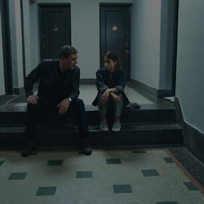 Jon Hamm y Aimee Carrero en el 1x09 de 'Vicios ocultos'