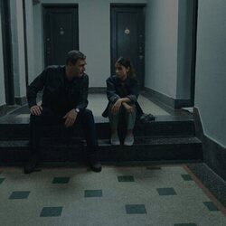 Jon Hamm y Aimee Carrero en el 1x09 de 'Vicios ocultos'