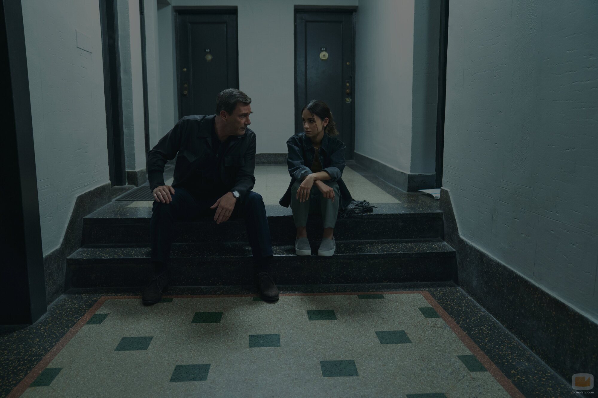 Jon Hamm y Aimee Carrero en el 1x09 de 'Vicios ocultos'