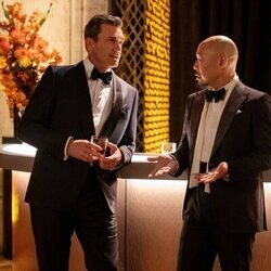 Jon Hamm y Hoon Lee en la temporada 1 y el capítulo 09 de 'Vicios ocultos'