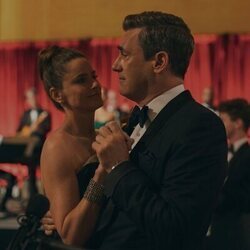 Jon Hamm y Amanda Peet en 1x09 'Todo se vuelve simbólico e irónico' de 'Vicios ocultos'