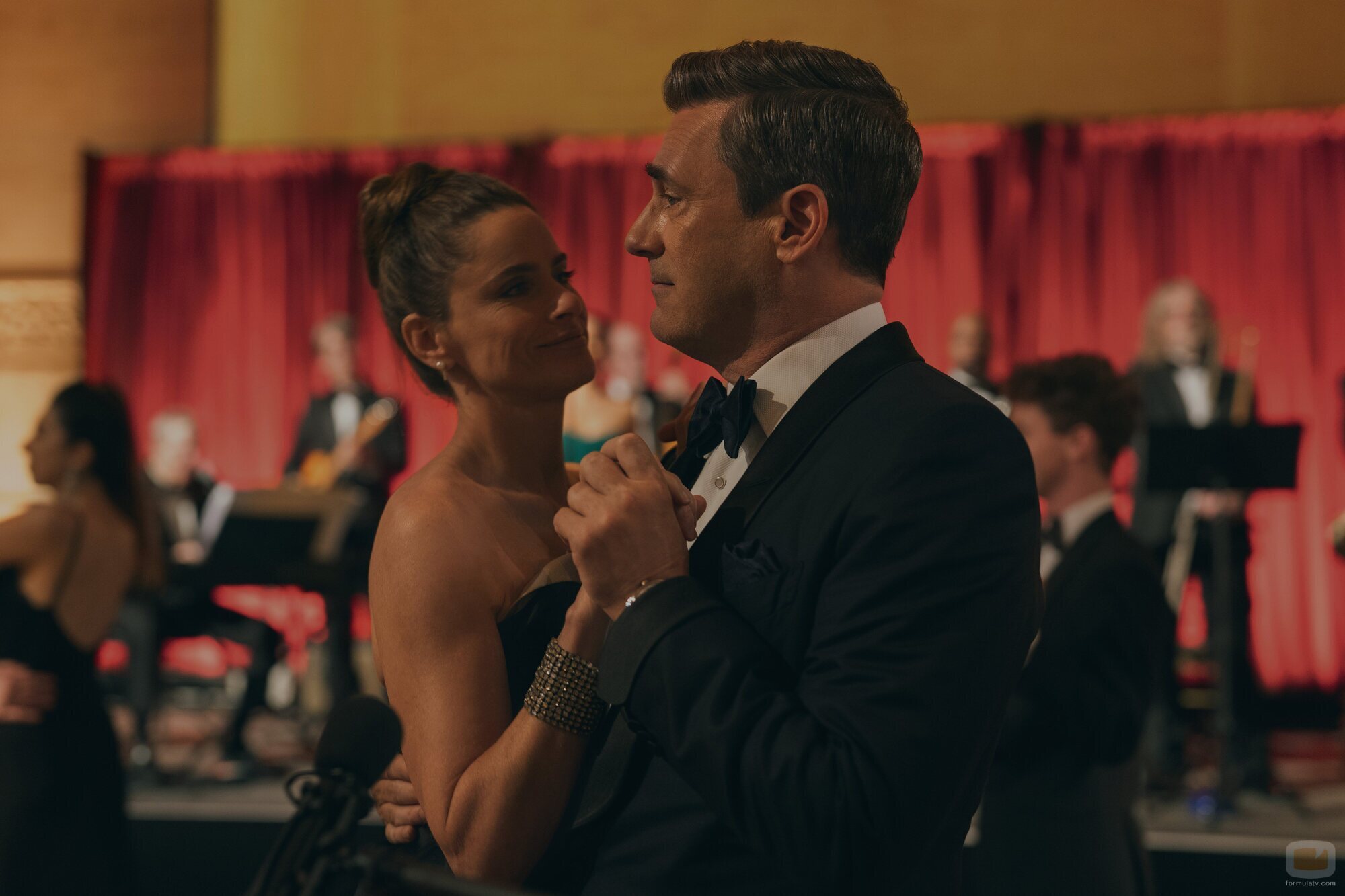 Jon Hamm y Amanda Peet en 1x09 'Todo se vuelve simbólico e irónico' de 'Vicios ocultos'