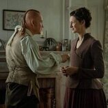 Caitriona Balfe y John Bell en la temporada 7 y el capítulo 10 de 'Outlander'