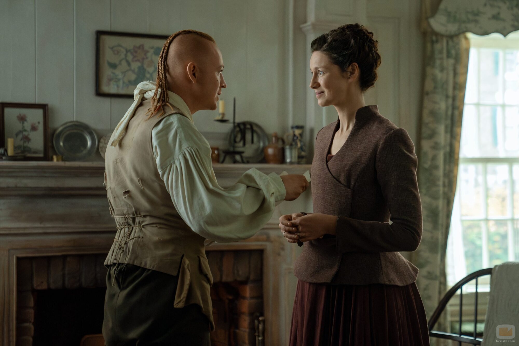 Caitriona Balfe y John Bell en la temporada 7 y el capítulo 10 de 'Outlander'