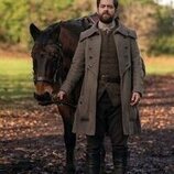 Richard Rankin en 7x16 titulado 'El aire matinal está repleto de ángeles' de 'Outlander'