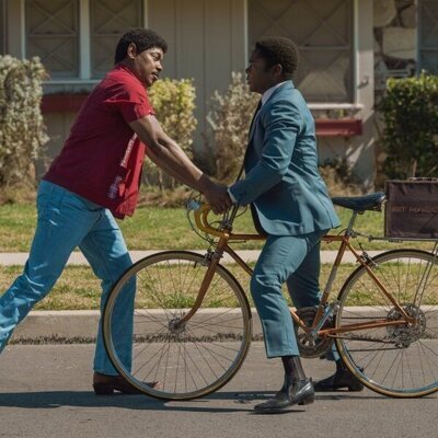 David Oyelowo y Bokeem Woodbine en 1x01 titulado 'El evangelio de Kenny Sharp' de 'Government Cheese'