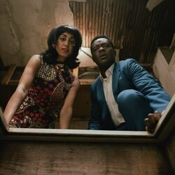 David Oyelowo y Sunita Mani en 1x03 'Dos puertas' de 'Government Cheese'