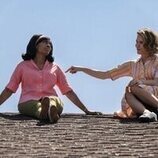 Katie Aselton y Simone Missick en Capítulo 7 titulado 'La mujer en el tejado' de 'Government Cheese'