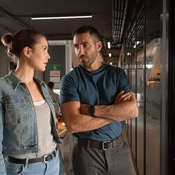 Miguel Ángel Silvestre y Katia Fellin en el 1x02 de 'Weiss & Morales'